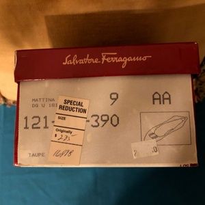 SALVADORE FERRAGAMO TAUPE SZ 9AA LOW HEELS/TOES